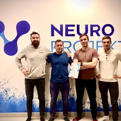 Uczestnicy kursu z certyfikatami w ośrodku szkoleniowym Neuro Projekt