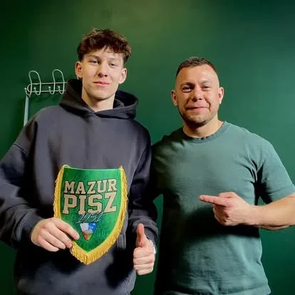 Adam Obrycki z zawodnikiem klubu Mazur Pisz