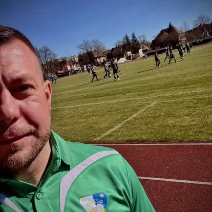 Adam Obrycki przy boisku podczas meczu